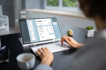 Un homme est en train de revoir une facture de son entreprise d'e-commerce grâce à son application de comptabilité shopify
